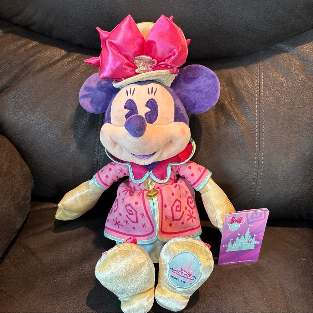 Minnie Mouse The Main Attraction Mad Tea Party Alice Limited Plush 3/12 NWT